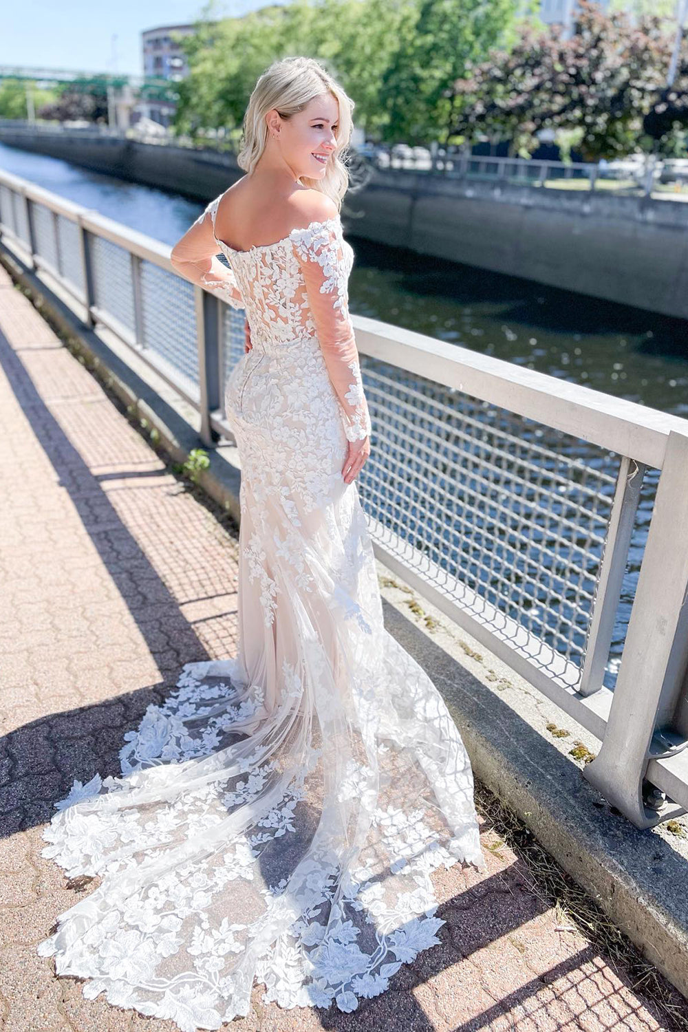 Vestido de Noiva Comprido com Aplicações de Renda, Decote Coração e Ombros Descobertos, com Mangas