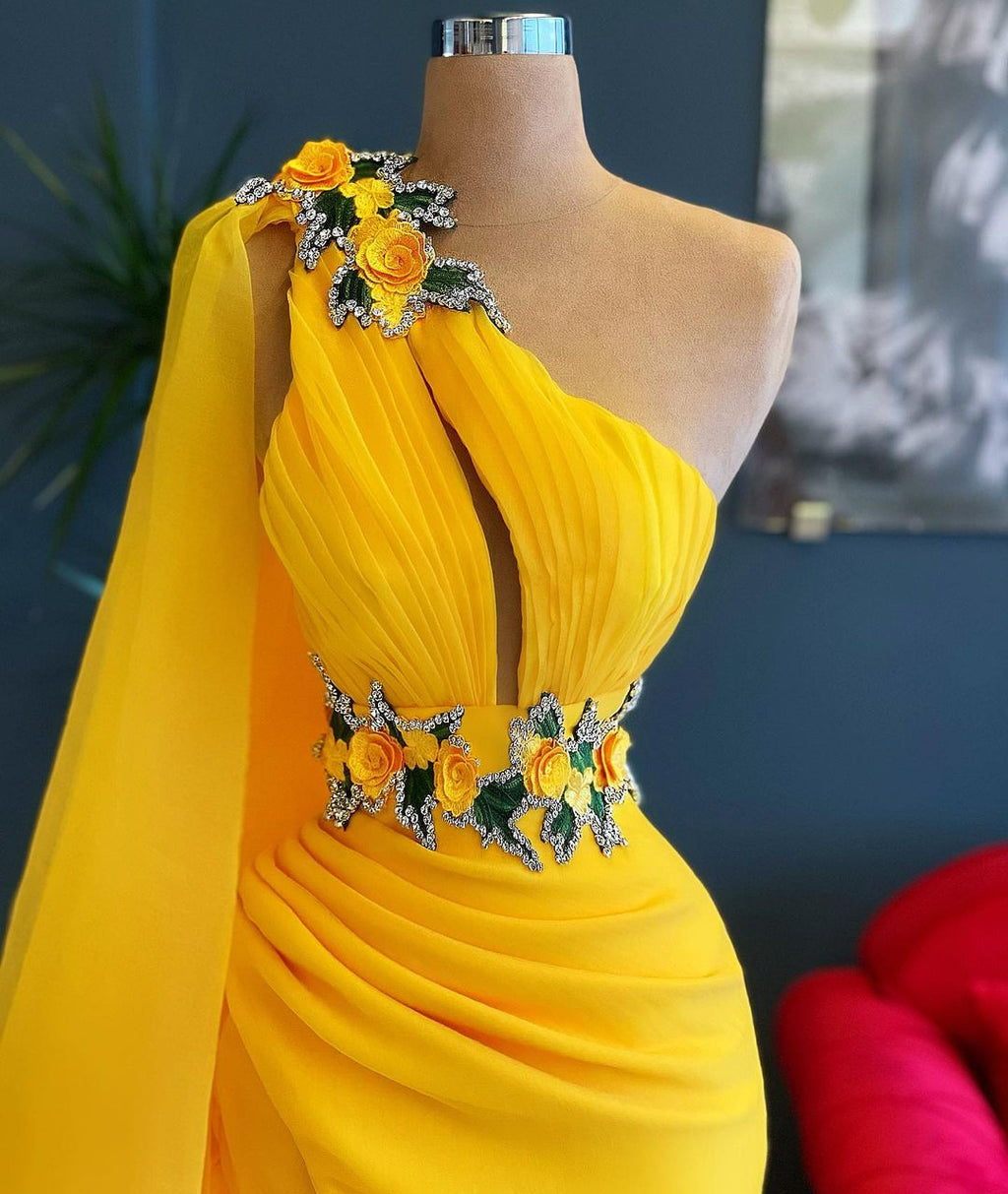 Robe de bal longue sirène en tulle à une épaule ornée de perles avec fente
