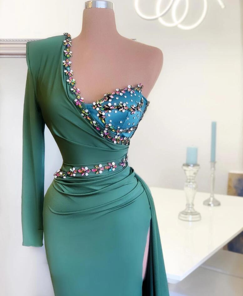 Robe de bal longue sirène à une épaule avec fente avant et manches