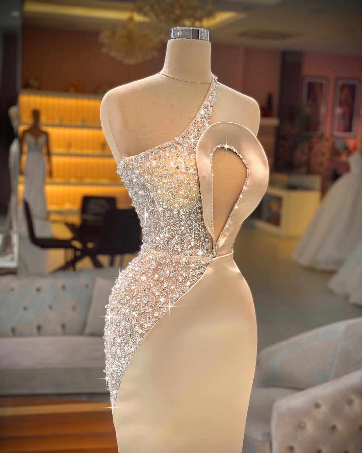 Robe de bal longue sirène à une épaule avec ouverture en forme de goutte et cristaux, traîne latérale