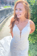 Vestido de Noiva com Alças Finas Estilo Sereia, Decote Coração, Aplicações de Renda e Costas Abertas