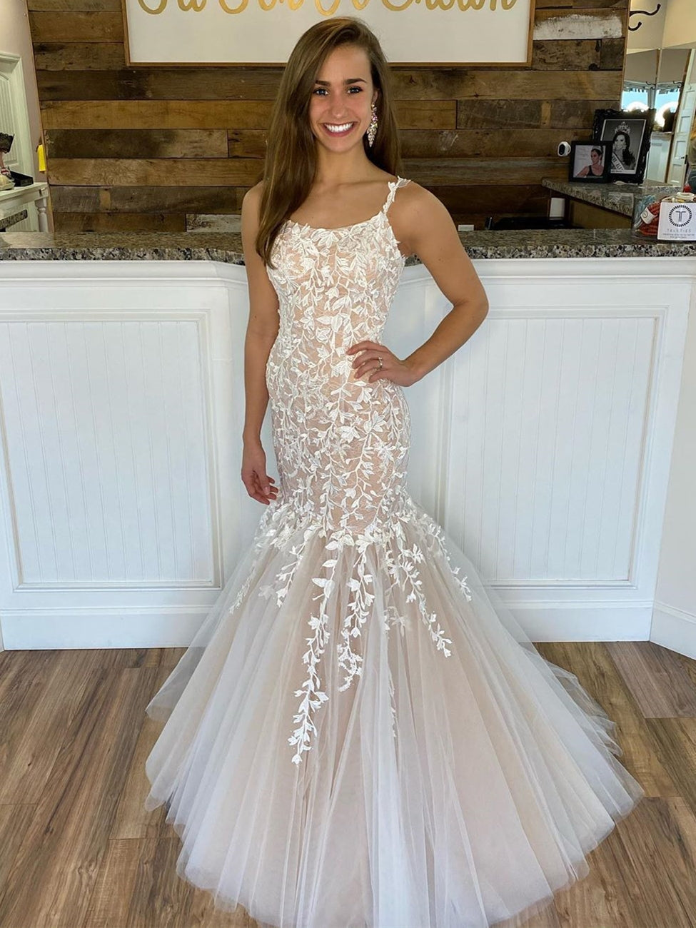 Robes de bal longues en tulle avec bretelles spaghetti, dos nu et dentelle style sirène