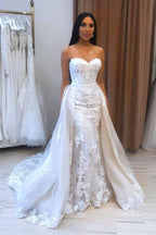 Abito da sposa in pizzo e tulle con applicazioni a sirena e scollo a cuore lungo