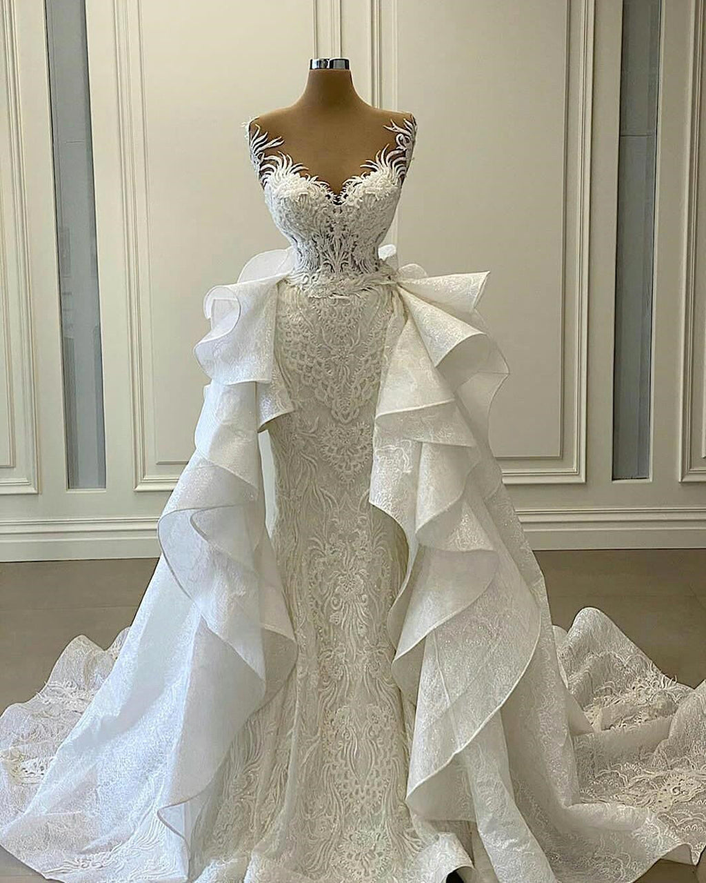 Vestido de Noiva em Renda com Aplicações de Sereia Longa e Decote Coração com Cauda Destacável