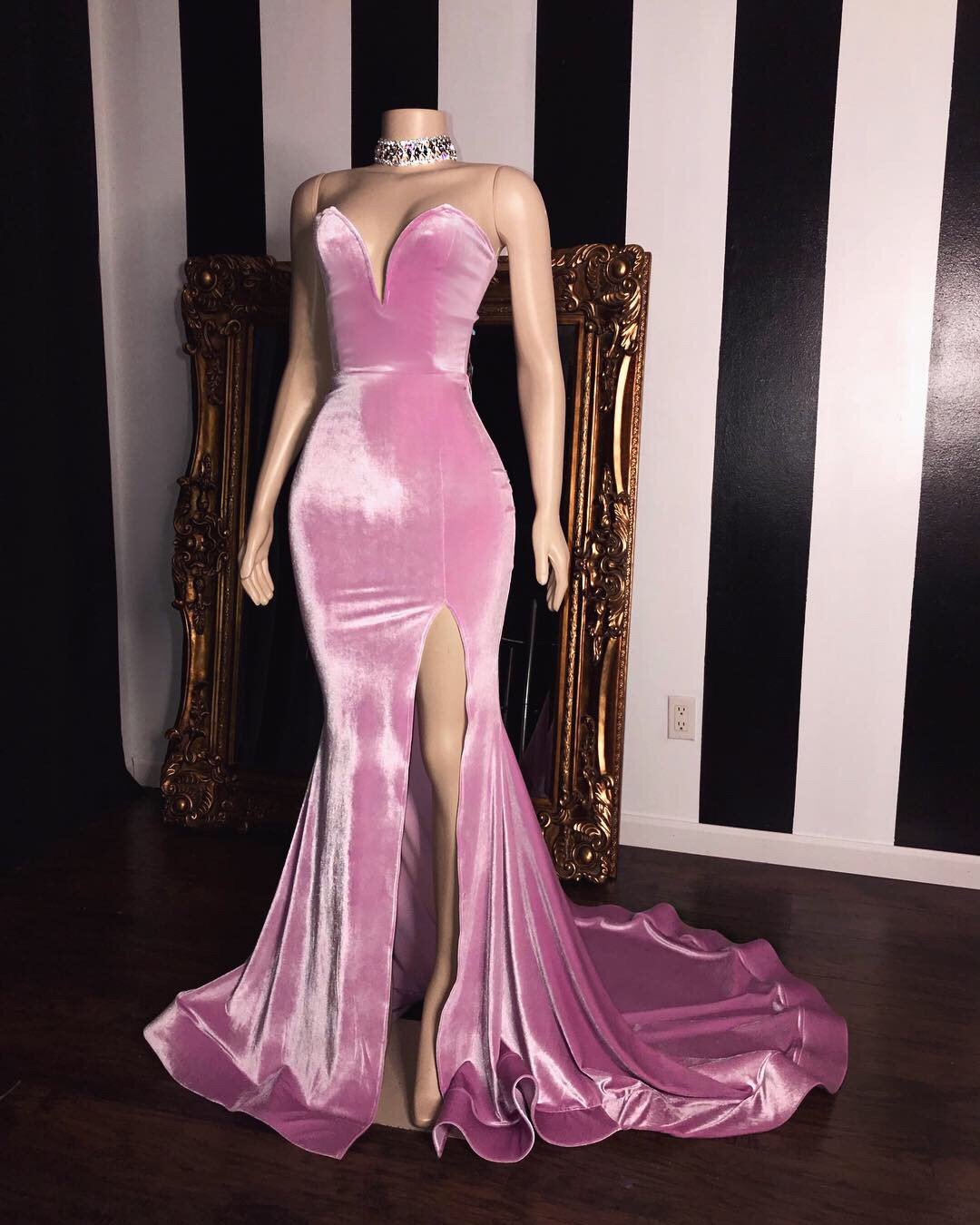 Robes de bal roses en velours à encolure cœur longue sirène avec fente