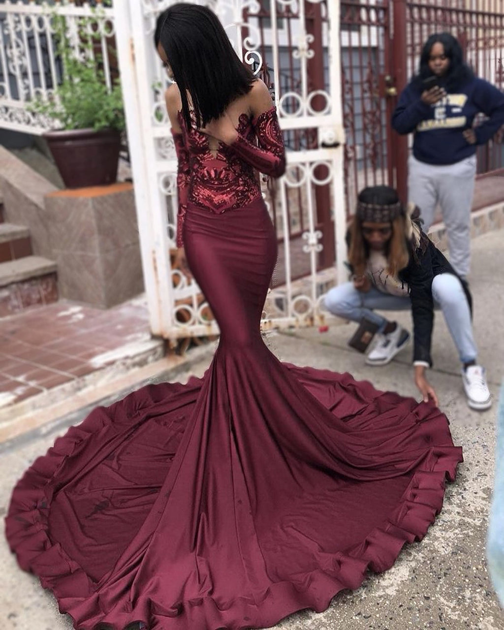 Robe de bal longue en satin, décolleté cœur, style sirène, avec manches
