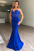 Robe de bal longue en satin bleu royal à décolleté cœur sirène