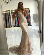 Robe de bal longue sirène à décolleté cœur avec fines bretelles spaghetti et appliques en dentelle