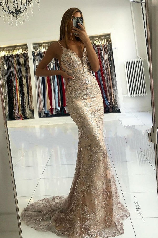 Robe de bal longue sirène à décolleté cœur avec fines bretelles spaghetti et appliques en dentelle