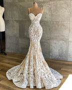 Vestido de novia largo de sirena con escote en forma de corazón, tirantes finos y apliques de encaje