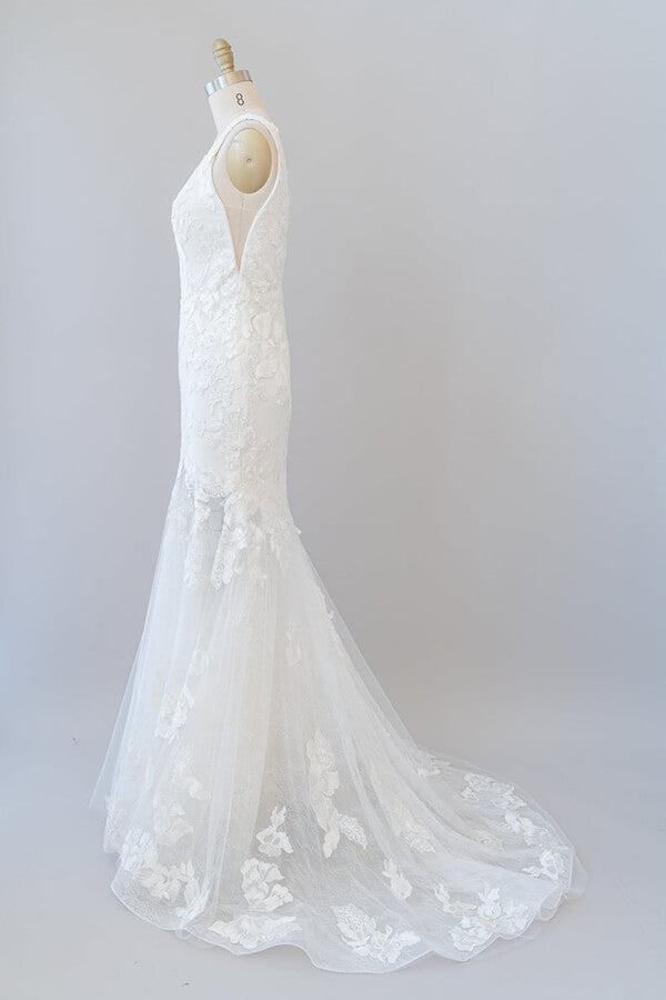 Abito da sposa lungo a sirena con scollo a V, applicazioni in pizzo e tulle