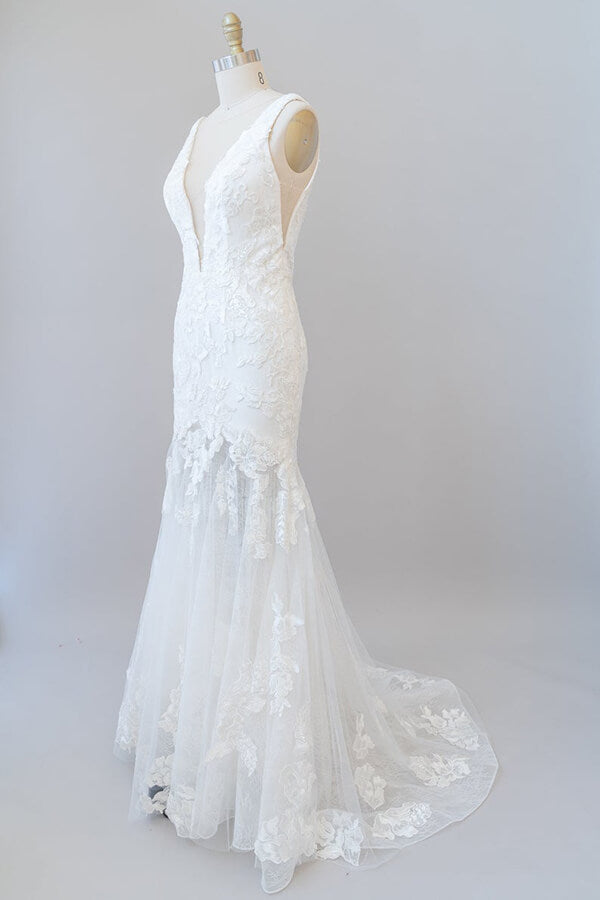 Abito da sposa lungo a sirena con scollo a V, applicazioni in pizzo e tulle