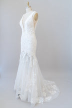 Abito da sposa lungo a sirena con scollo a V, applicazioni in pizzo e tulle