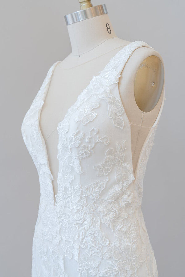 Abito da sposa lungo a sirena con scollo a V, applicazioni in pizzo e tulle