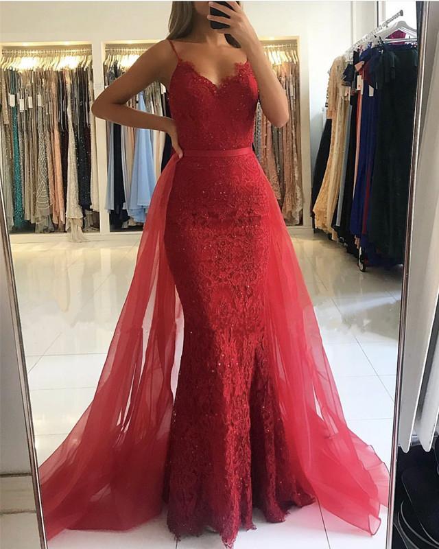 Robe de bal longue sirène à col en V en dentelle avec traîne en tulle