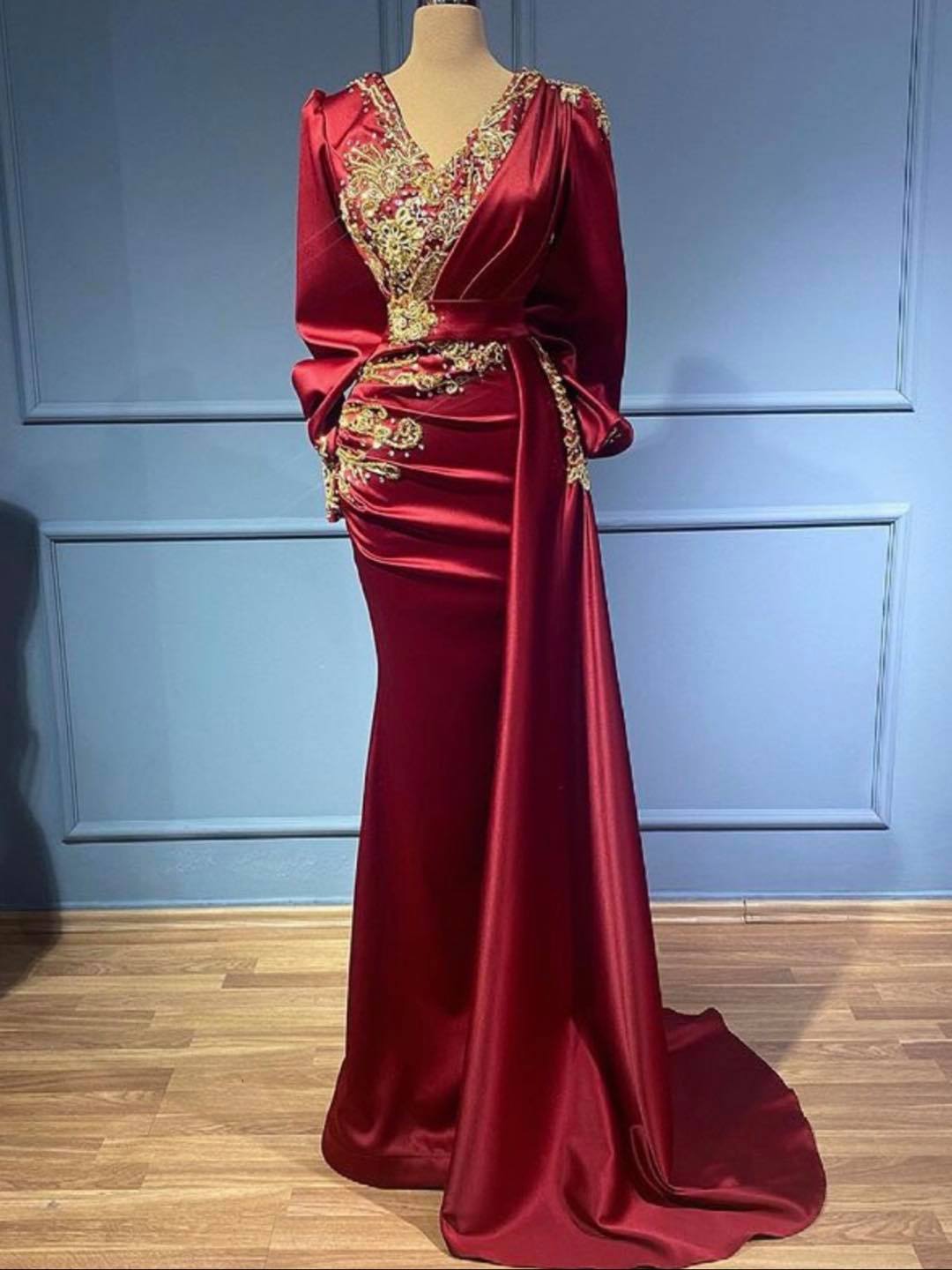 Robe de bal bordeaux en satin à perles, col en V, manches longues, style sirène