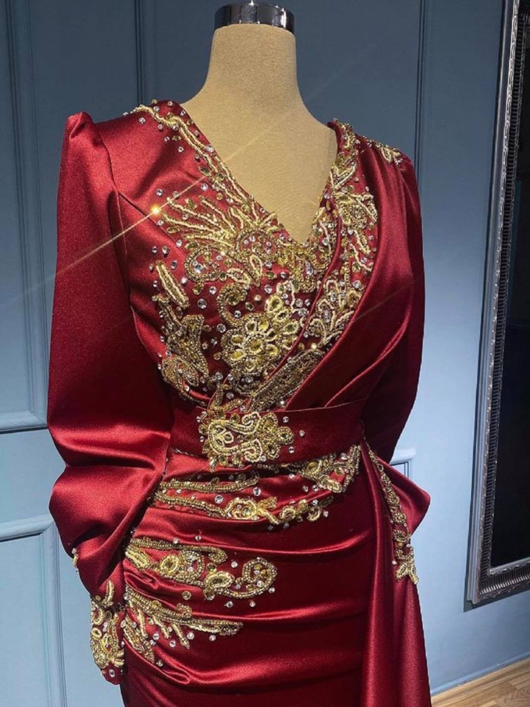 Robe de bal bordeaux en satin à perles, col en V, manches longues, style sirène