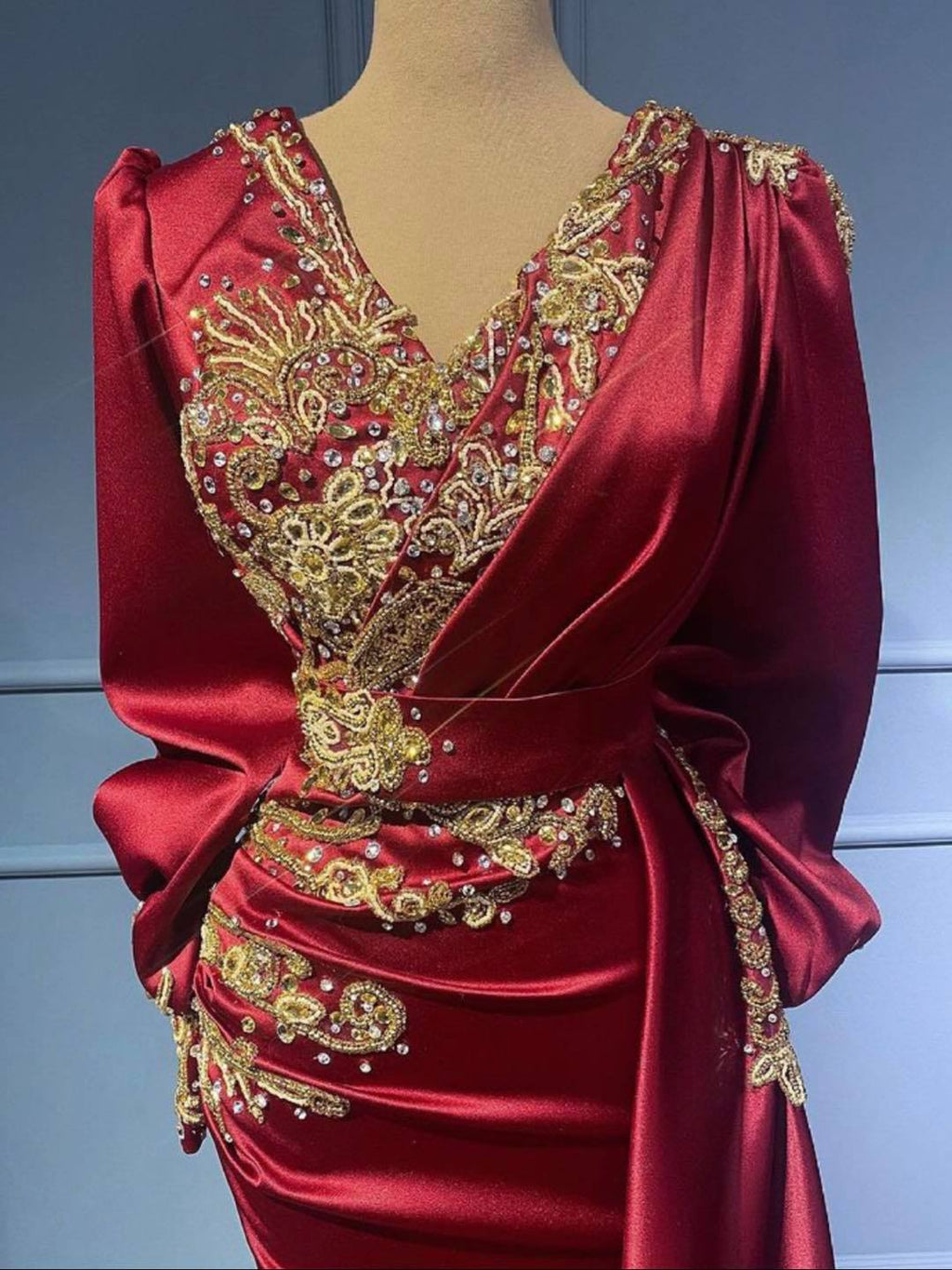 Robe de bal bordeaux en satin à perles, col en V, manches longues, style sirène