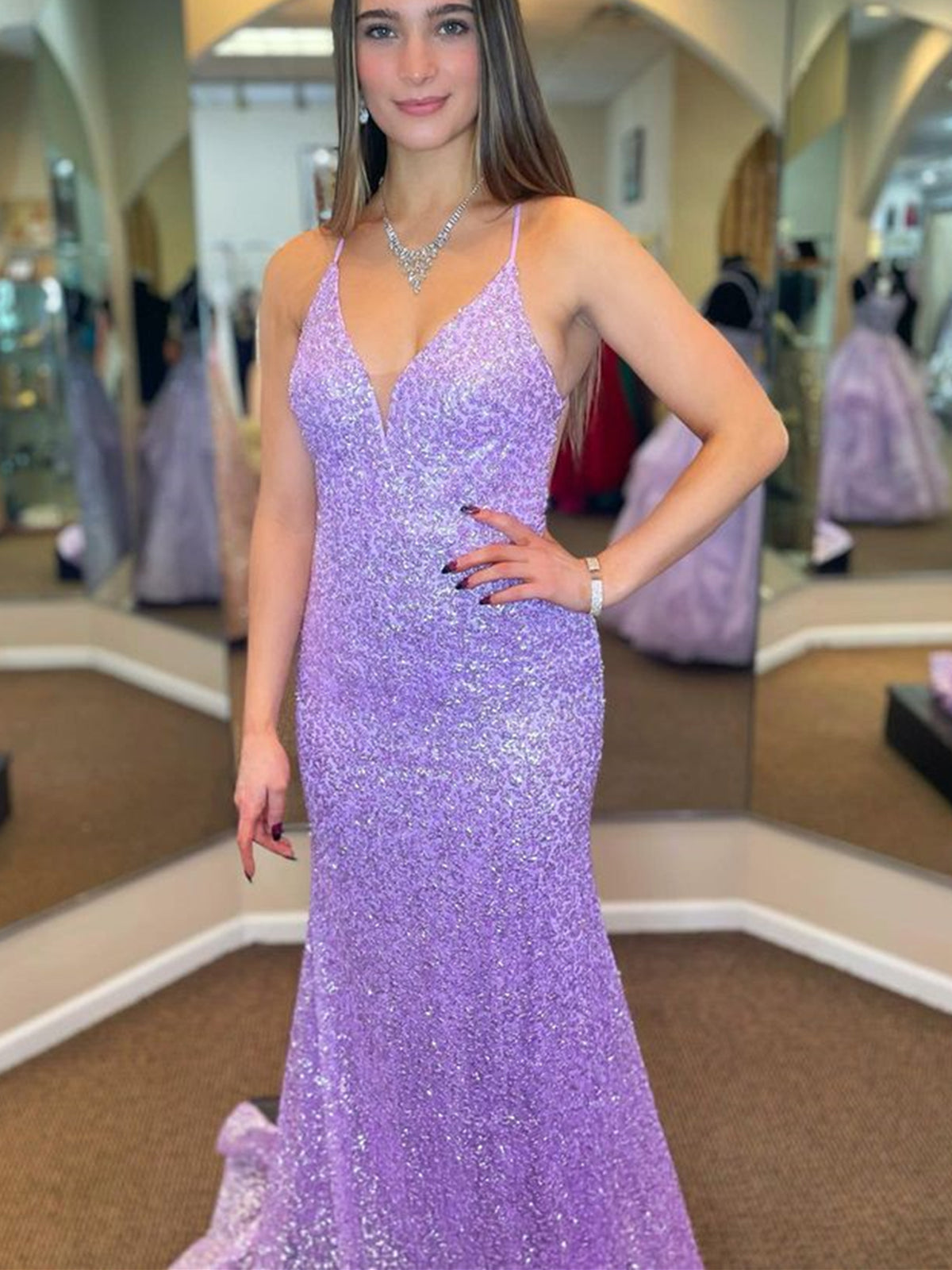 Vestido de Baile Formal Lilás com Lantejoulas, Decote em V e Costas Descobertas, Estilo Sereia Longo
