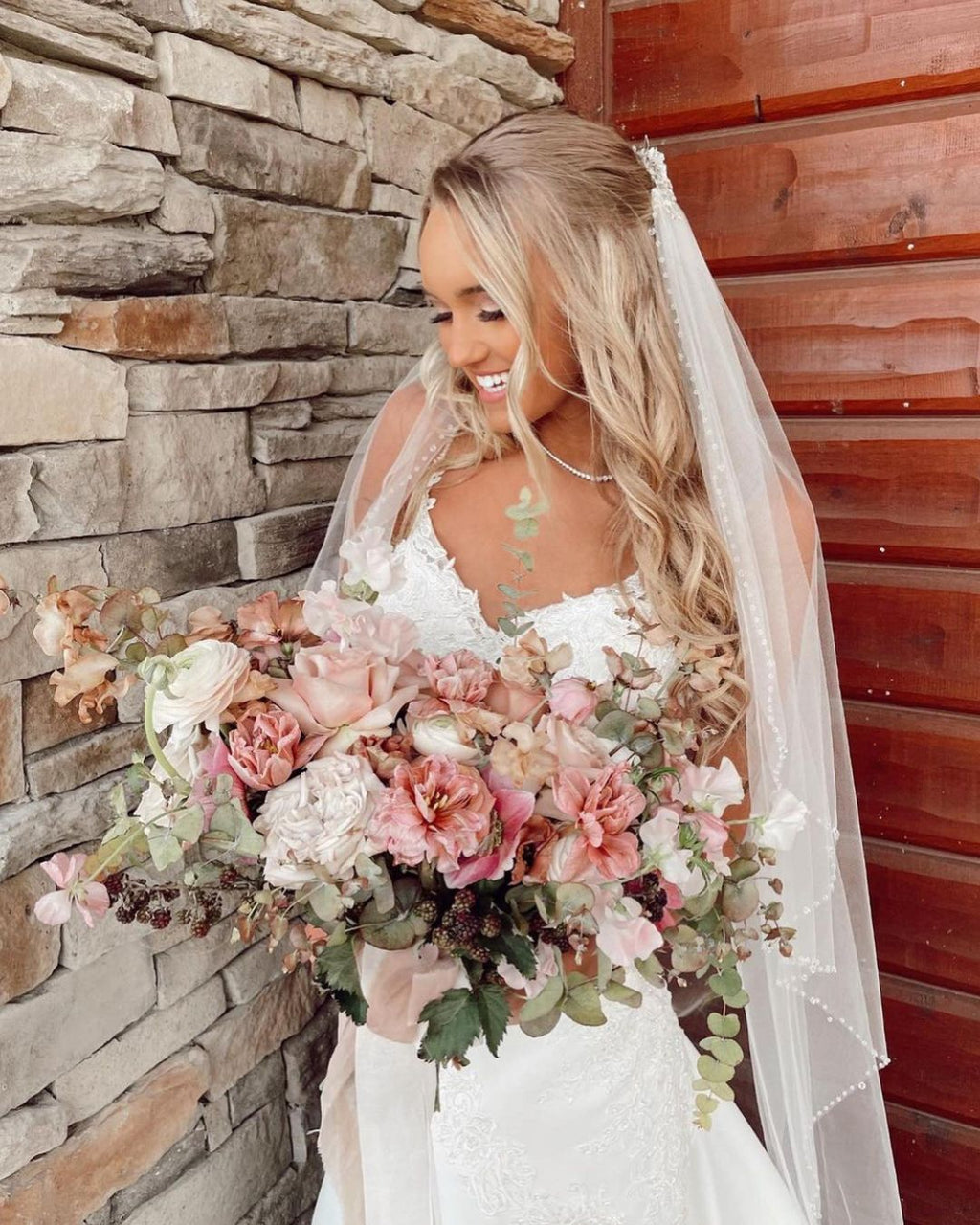 Vestido de novia largo de sirena con escote en V, tirantes finos, apliques de encaje