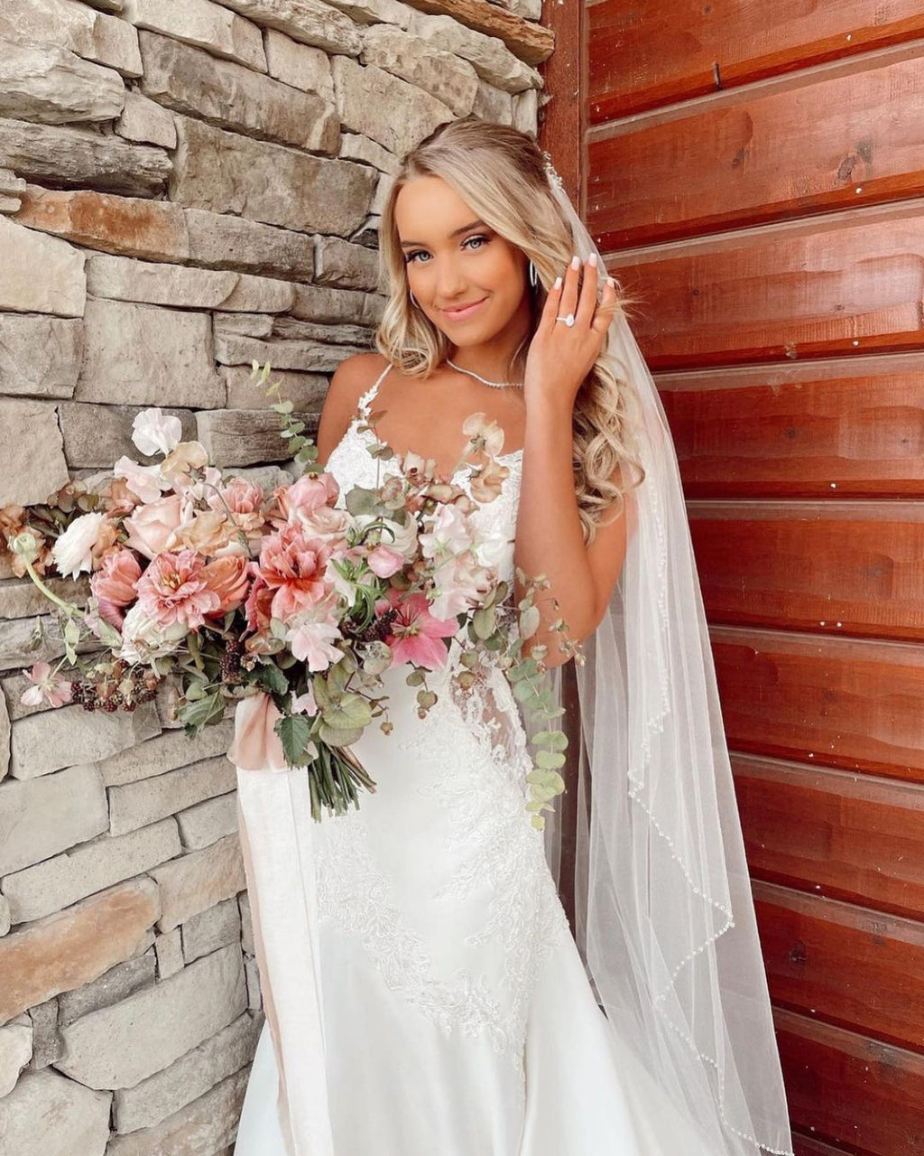 Vestido de novia largo de sirena con escote en V, tirantes finos, apliques de encaje