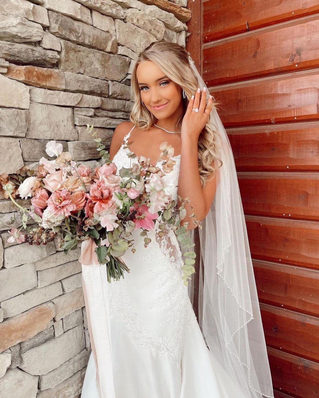 Vestido de novia largo de sirena con escote en V, tirantes finos, apliques de encaje