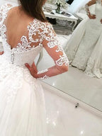 Vestidos de Noiva Longos com Cauda, Decote em V, Renda e Tule, com Mangas e Penteado Varredor