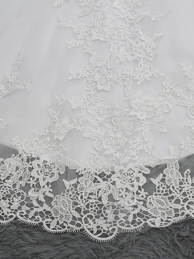 Abito da sposa lungo a sirena con scollo a V, pizzo in tulle e schiena scoperta, maniche a cappuccio