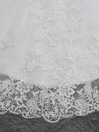 Abito da sposa lungo a sirena con scollo a V, pizzo in tulle e schiena scoperta, maniche a cappuccio
