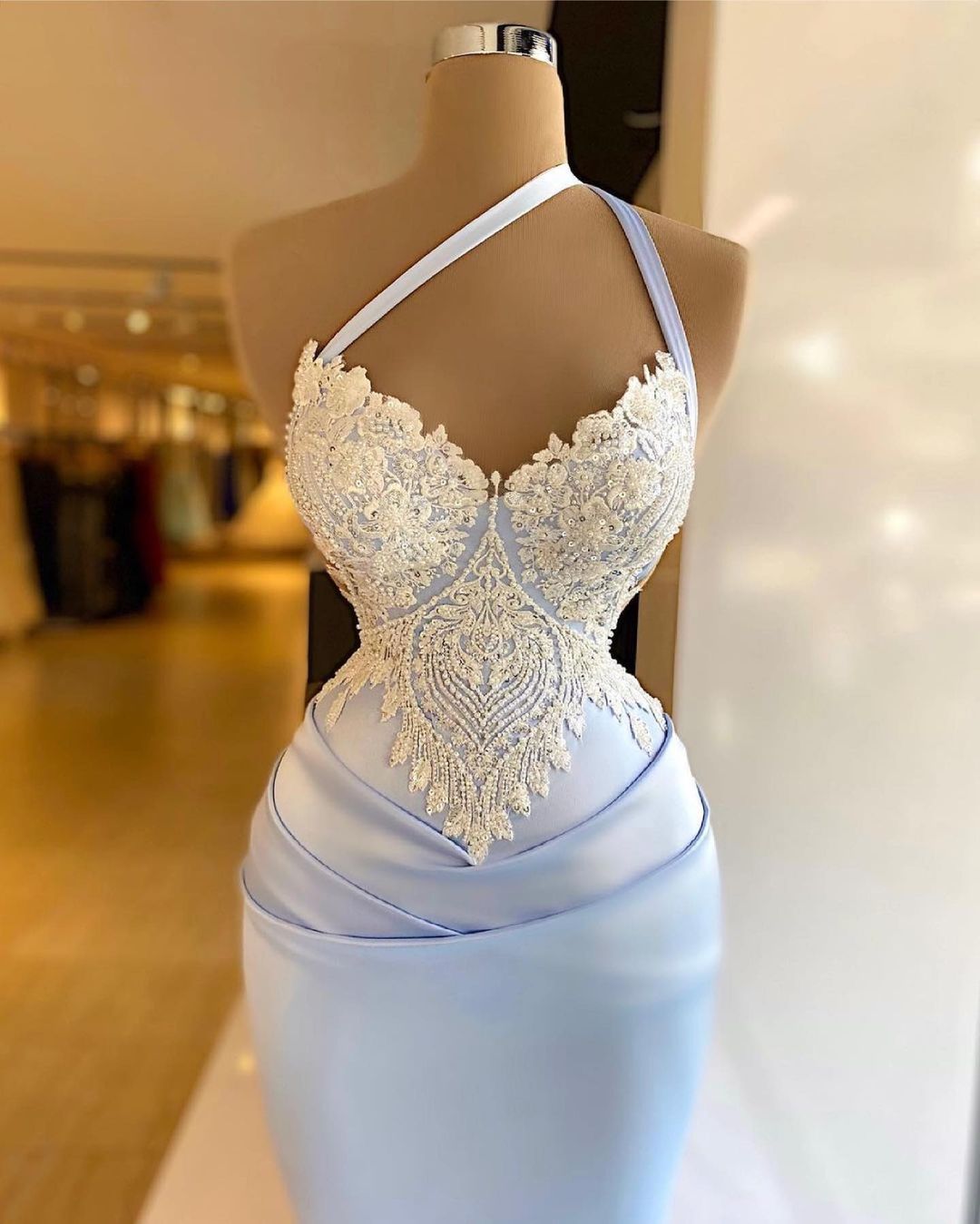 Robe de bal longue sirène à une épaule avec dentelle à applications