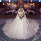 Vestido de novia largo de princesa con hombros descubiertos y encaje