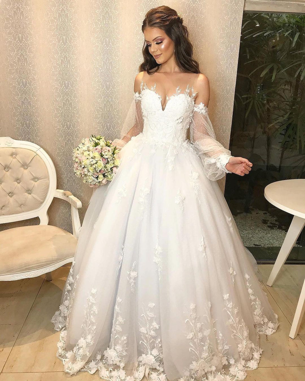 Vestido de Noiva Longo Princesa em Tule com Ombros Descobertos e Mangas Bufantes