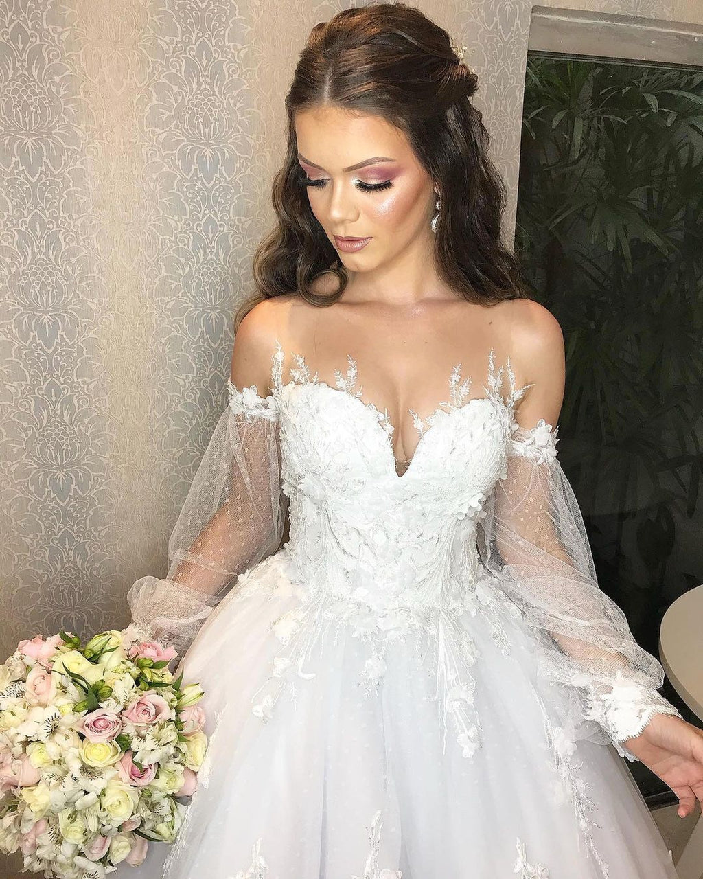 Vestido de Noiva Longo Princesa em Tule com Ombros Descobertos e Mangas Bufantes
