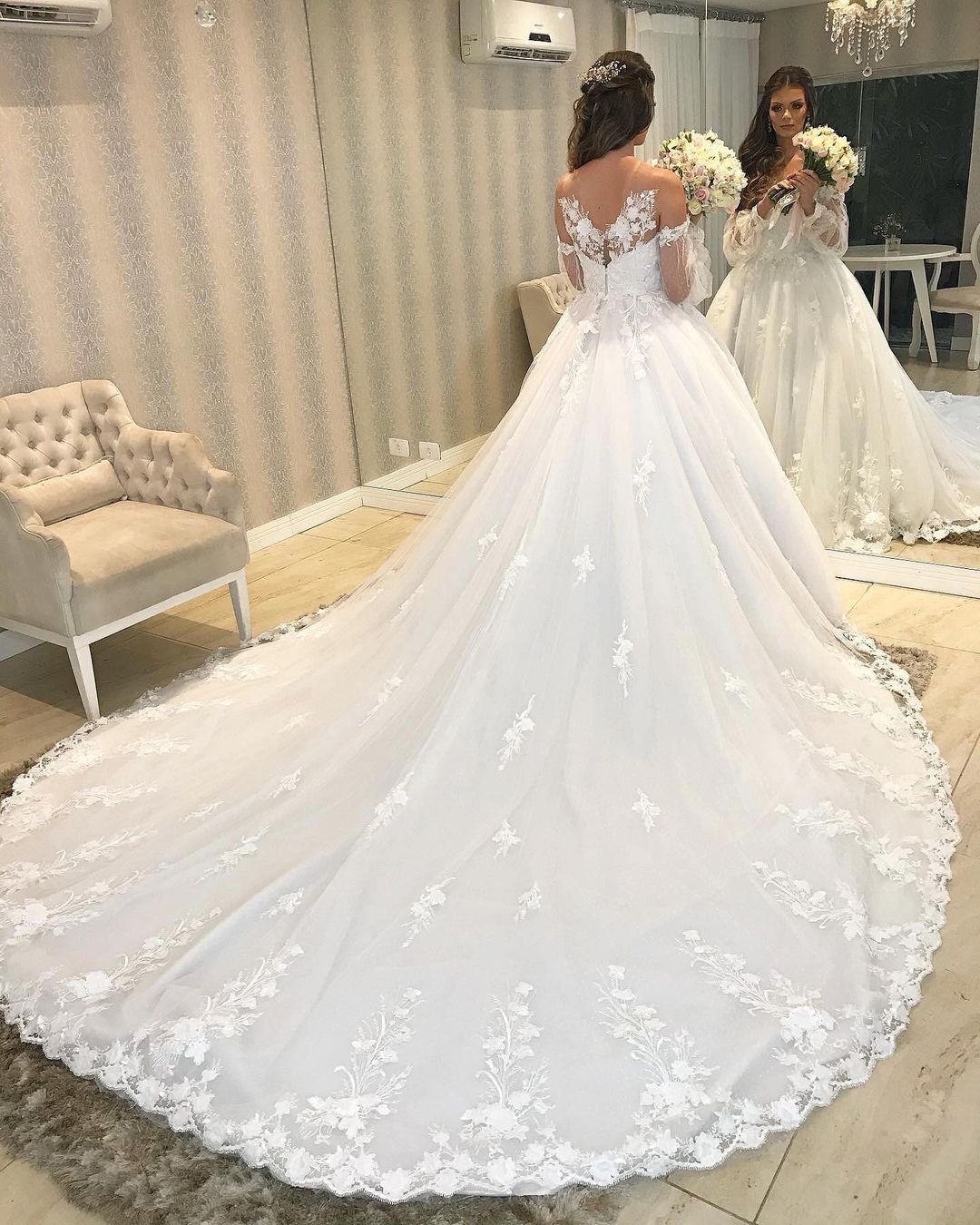 Vestido de Noiva Longo Princesa em Tule com Ombros Descobertos e Mangas Bufantes