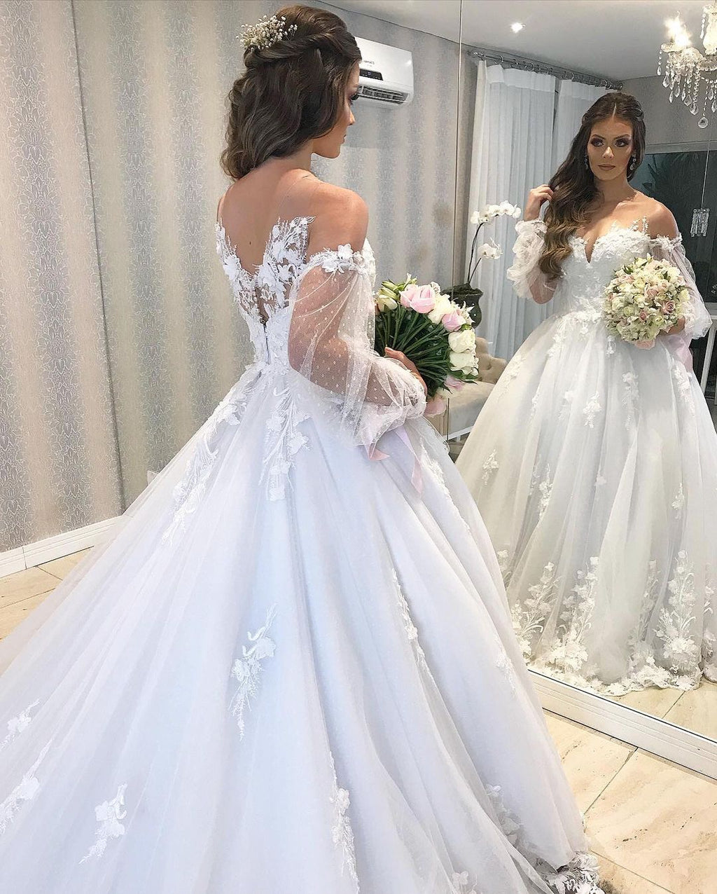 Vestido de Noiva Longo Princesa em Tule com Ombros Descobertos e Mangas Bufantes