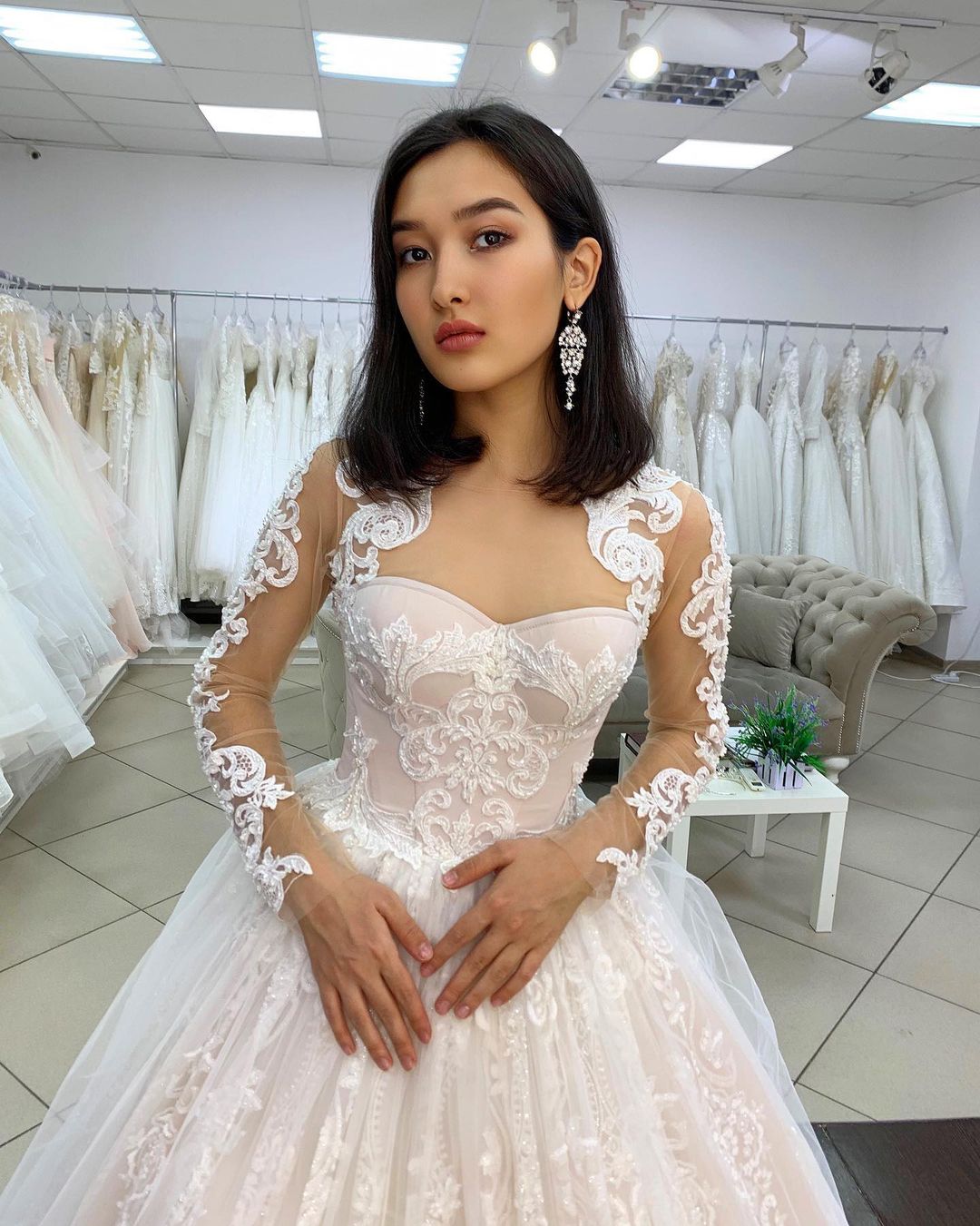 Abito da sposa lungo principessa con scollo a cuore, applicazioni in pizzo, schiena scoperta e tulle, con maniche