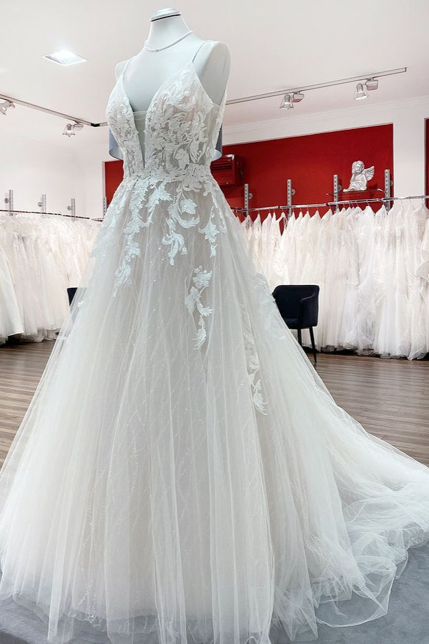 Vestido de Noiva Longo Princesa em Tule com Decote em V, Lantejoulas e Apliques de Renda