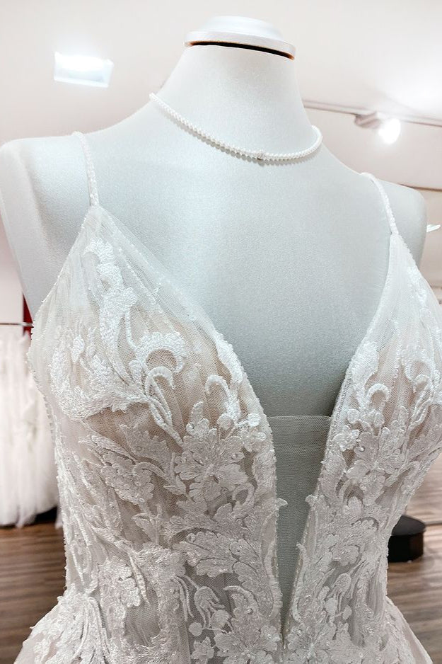 Vestido de Noiva Longo Princesa em Tule com Decote em V, Lantejoulas e Apliques de Renda