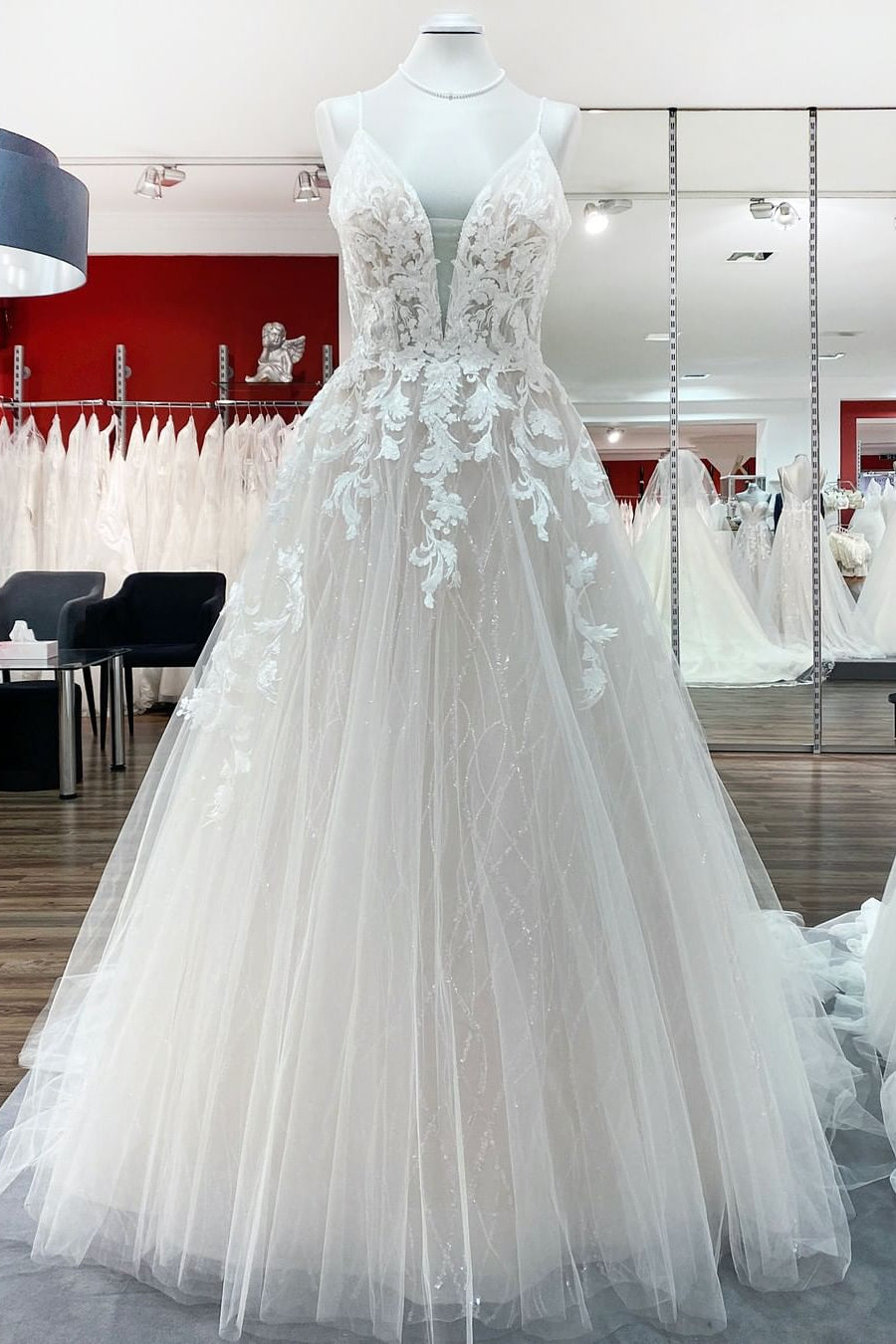 Vestido de Noiva Longo Princesa em Tule com Decote em V, Lantejoulas e Apliques de Renda