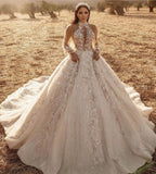 Abito da sposa a maniche lunghe, linea a trapezio, collo alto, con applicazioni in pizzo e tulle