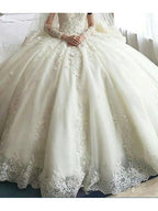 Abito da sposa in organza a maniche lunghe, linea a trapezio, scollo a barchetta, con strascico da cerimonia