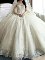 Abito da sposa in organza a maniche lunghe, linea a trapezio, scollo a barchetta, con strascico da cerimonia