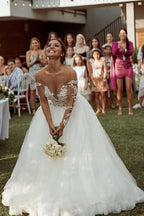 Vestido de Noiva em Tule com Renda, Decote Coração e Manga Comprida em Corte A