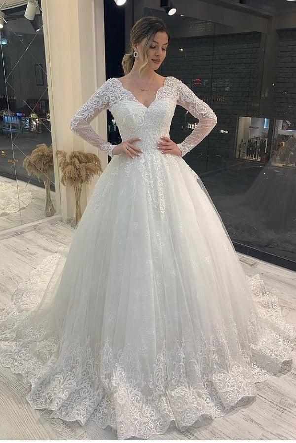 Abito da sposa a maniche lunghe, linea a trapezio, scollo a V, applicazioni in pizzo, schiena scoperta in tulle