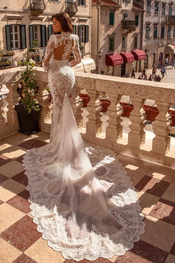 Long Sleeve Mermaid Lace Wedding Dress With V Neck And Chapel Train