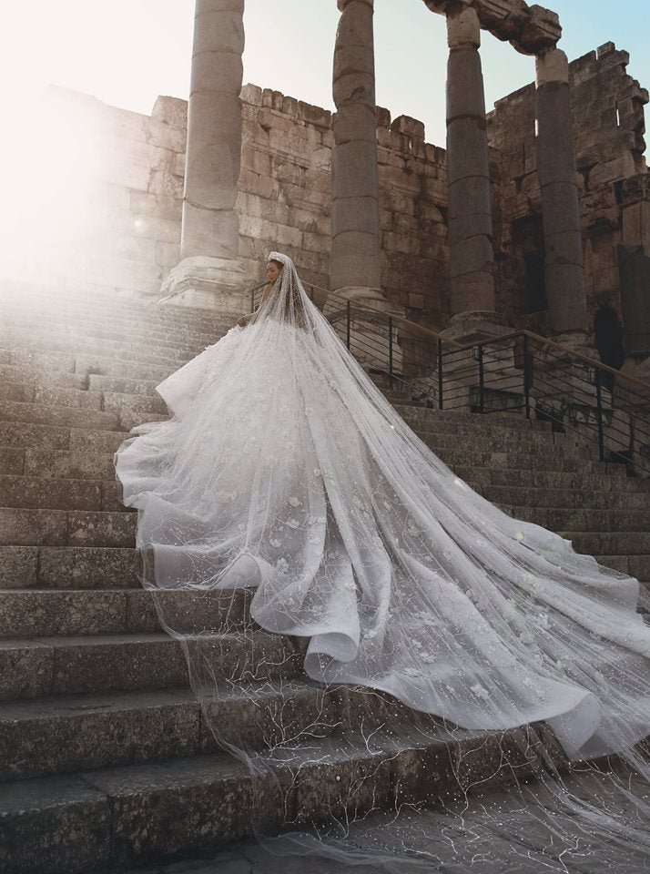 Vestidos de novia de encaje floral con cuentas y escote corazón con mangas largas