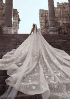 Vestidos de novia de encaje floral con cuentas y escote corazón con mangas largas