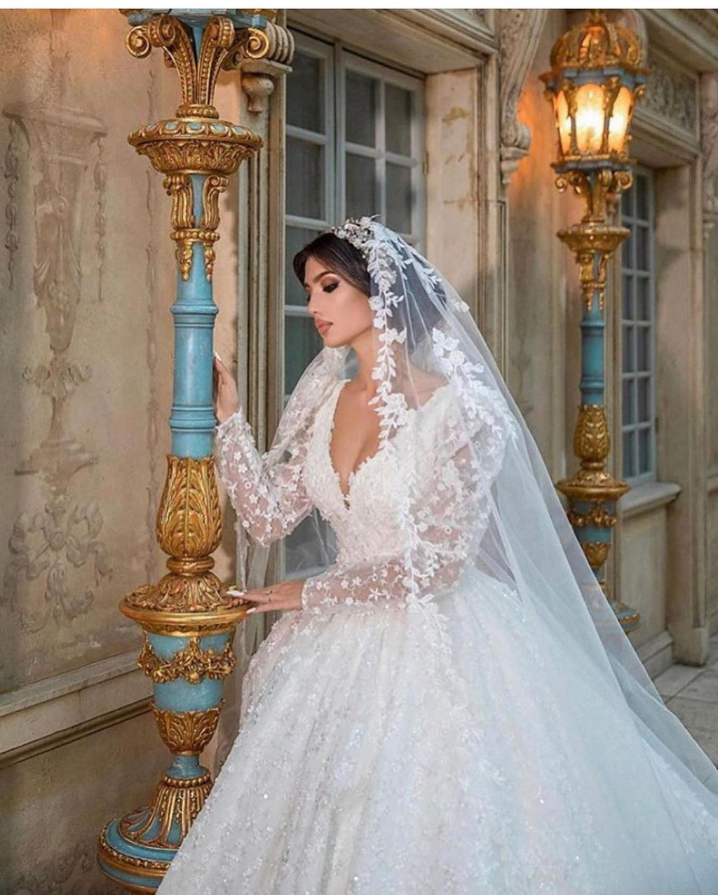 Vestido de noiva de vestido de baile de renda de mangas compridas com apliques de decote em V trem de capela