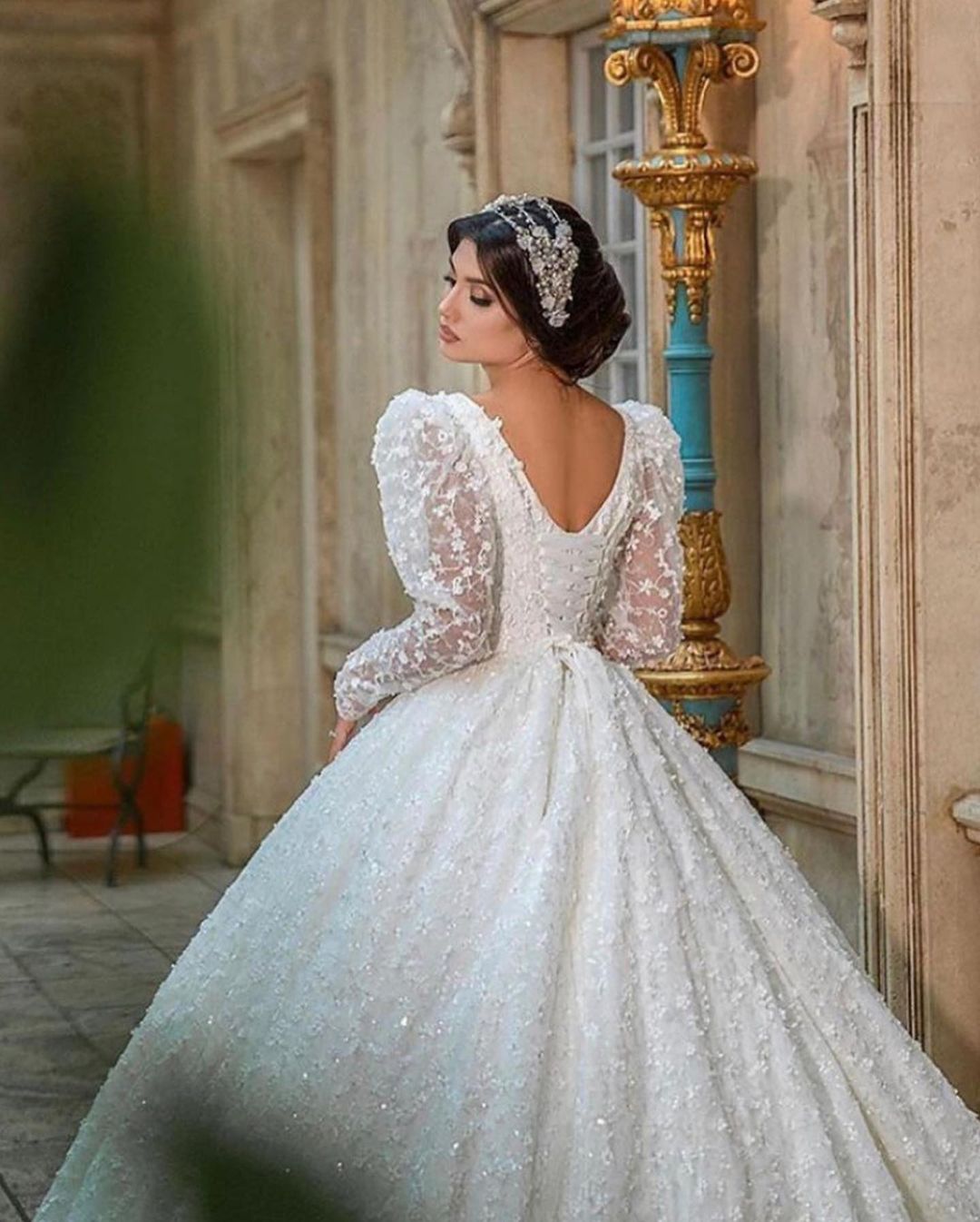 Vestido de noiva de vestido de baile de renda de mangas compridas com apliques de decote em V trem de capela