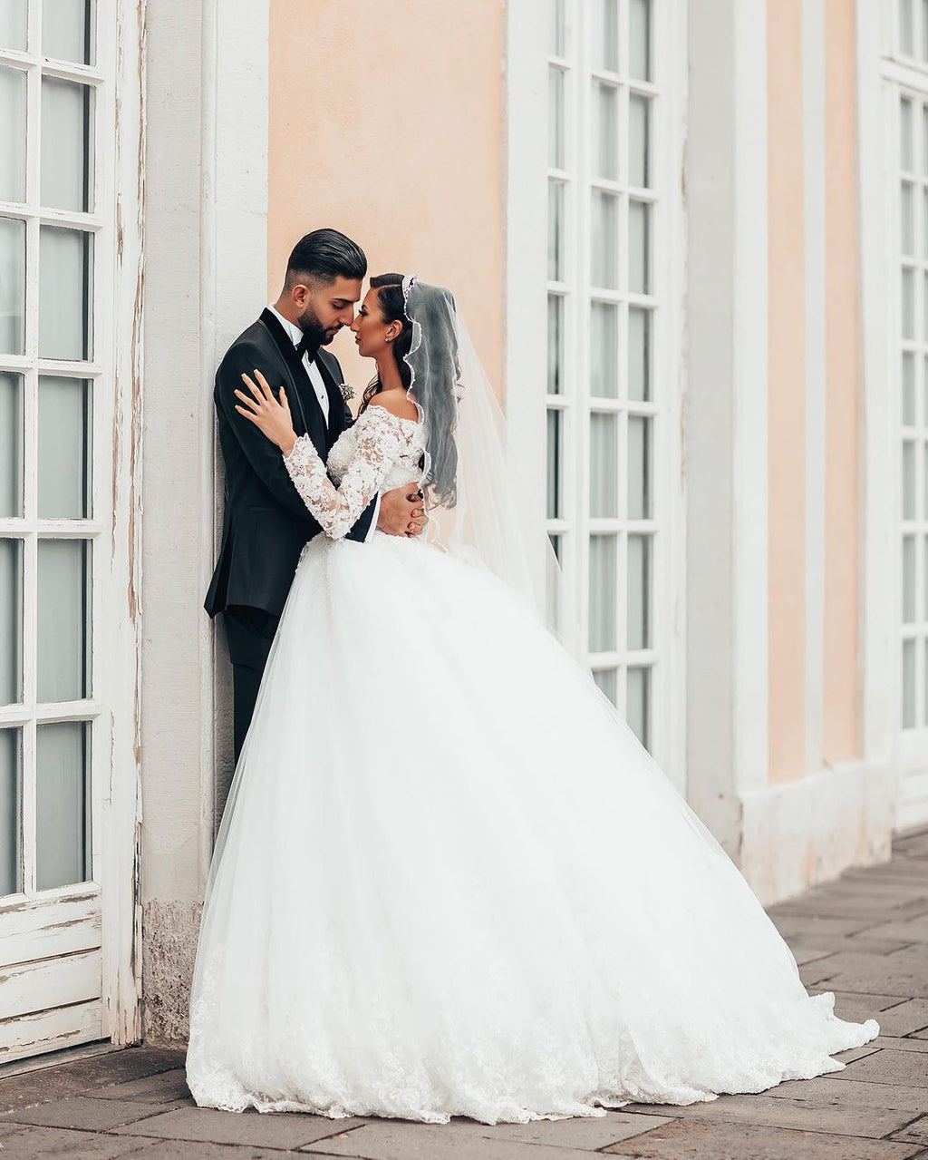 Long Sleeves Ball Gown Wedding Dress Off-the-Shoulder With Appliques